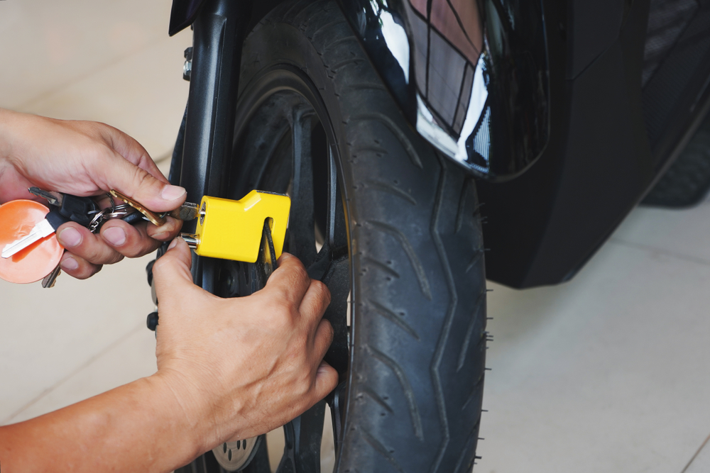 Homem furtando uma moto trancada