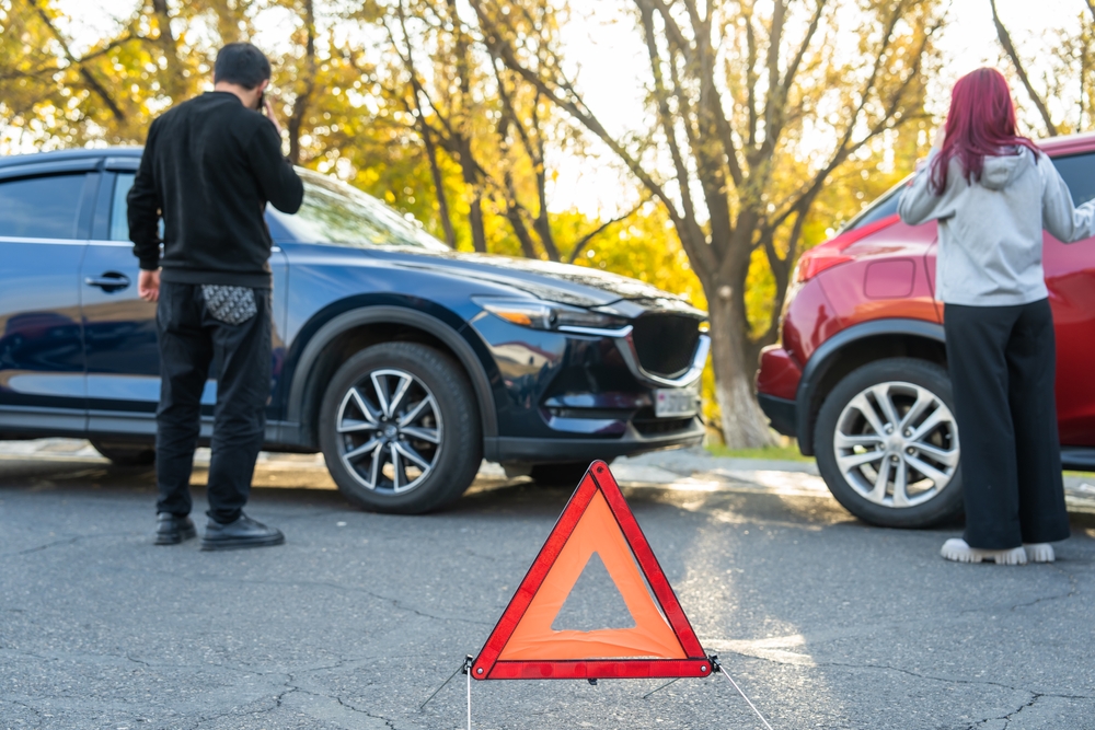 Colisão de carros e motoristas falando ao telefone