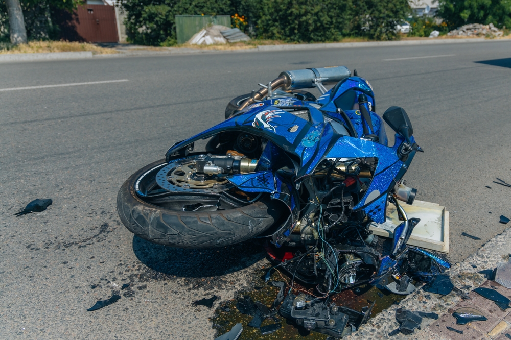 Motocicleta quebrada após acidente