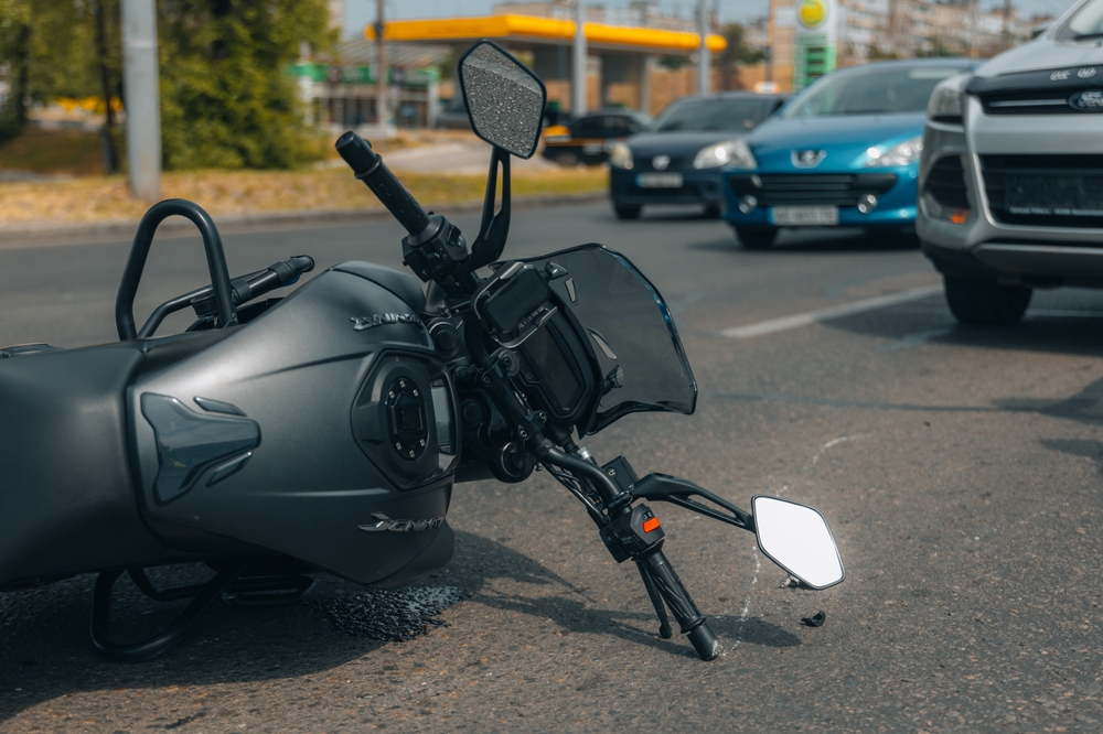 Motocicleta caída na rua após acidente