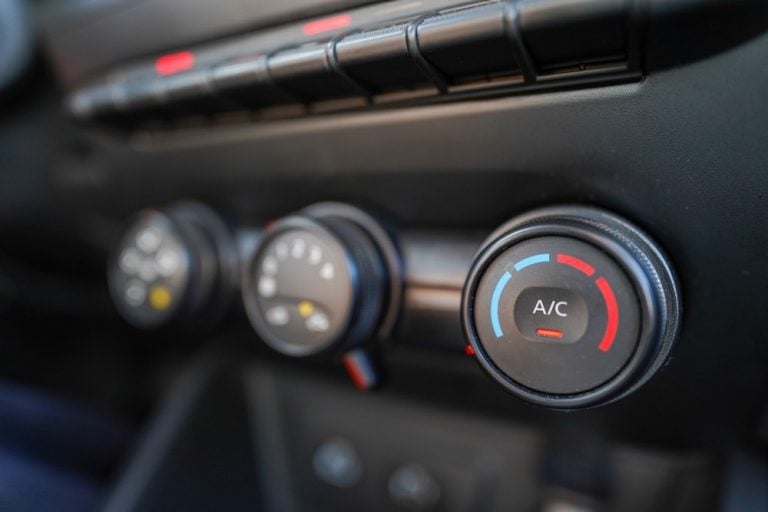 Ar-condicionado do carro não gela? Saiba o que fazer!