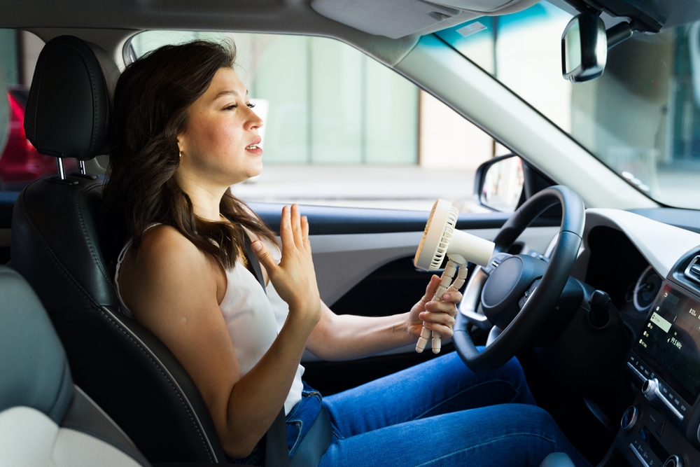 Mulher com calor no carro