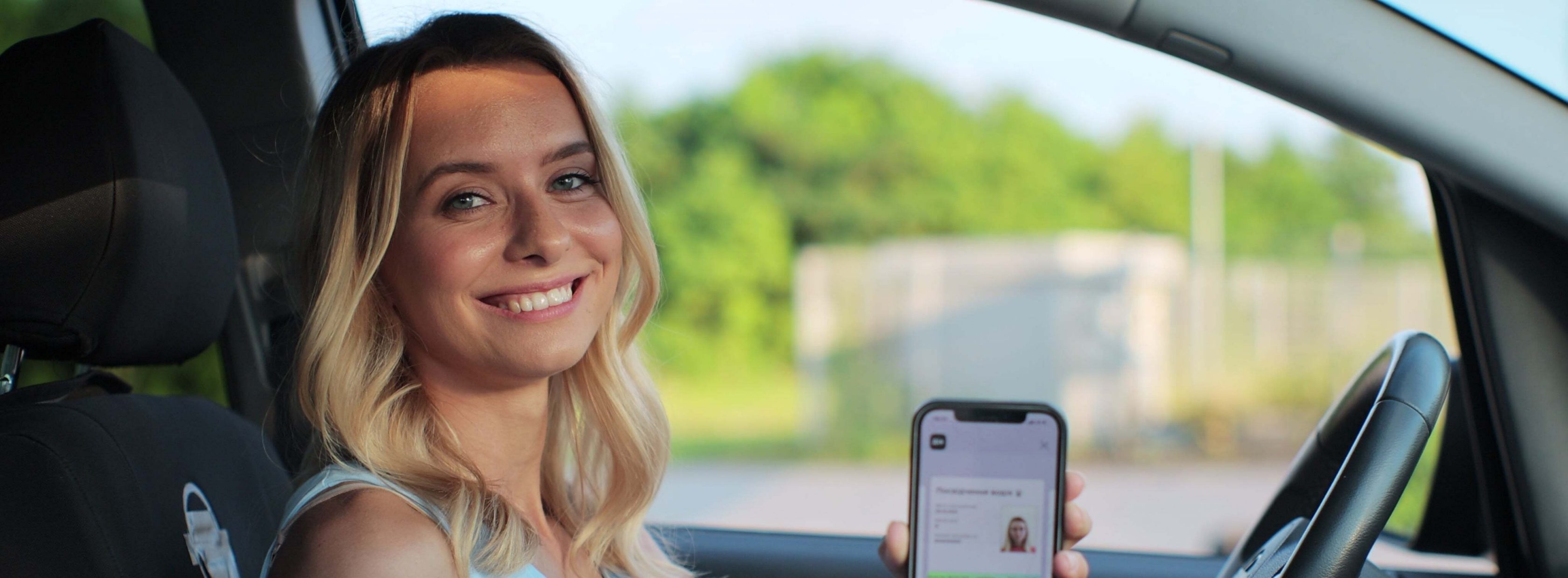 Motorista mostrando licença digital do veículo