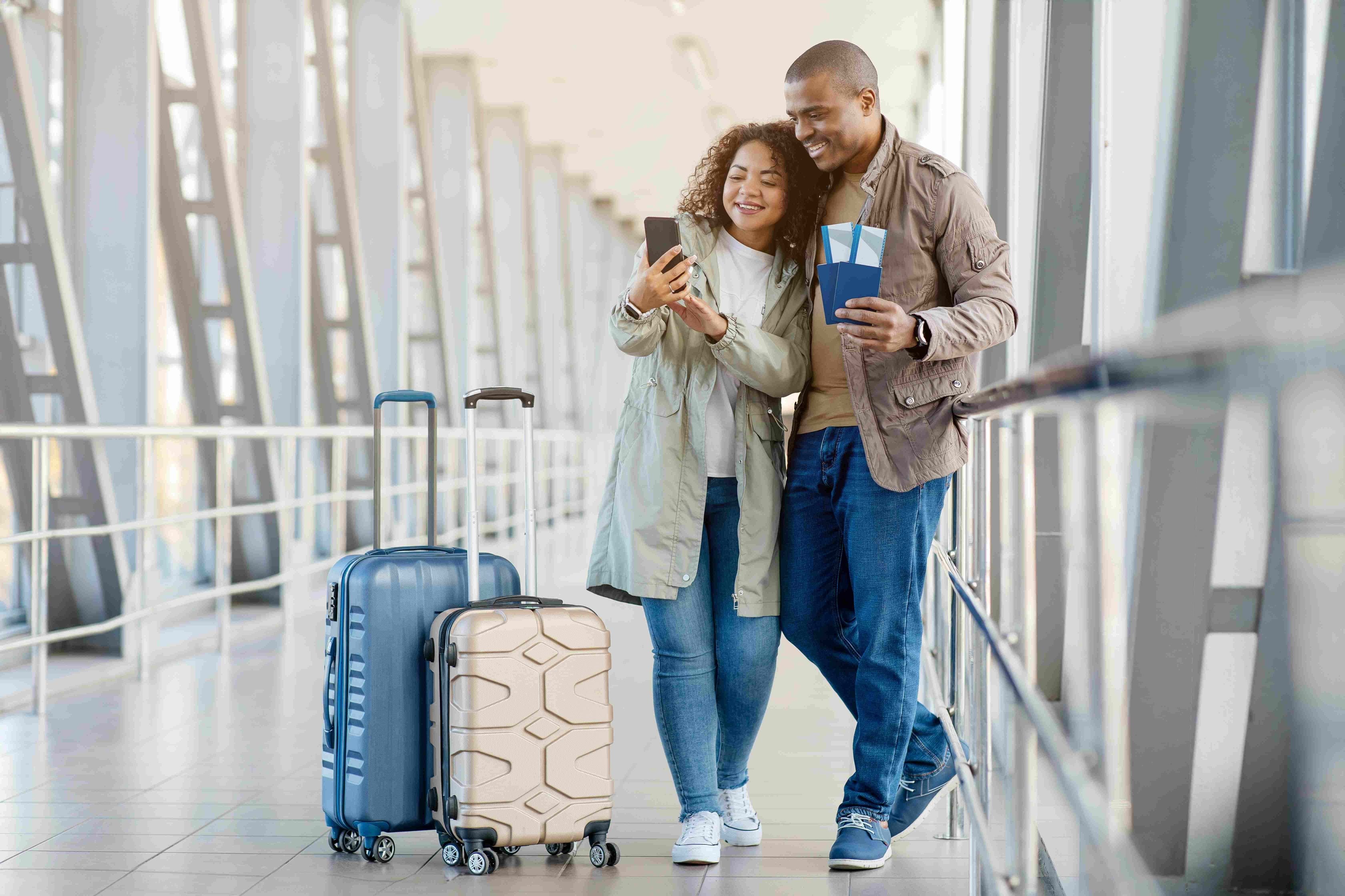 Casal tirando foto no aeroporto