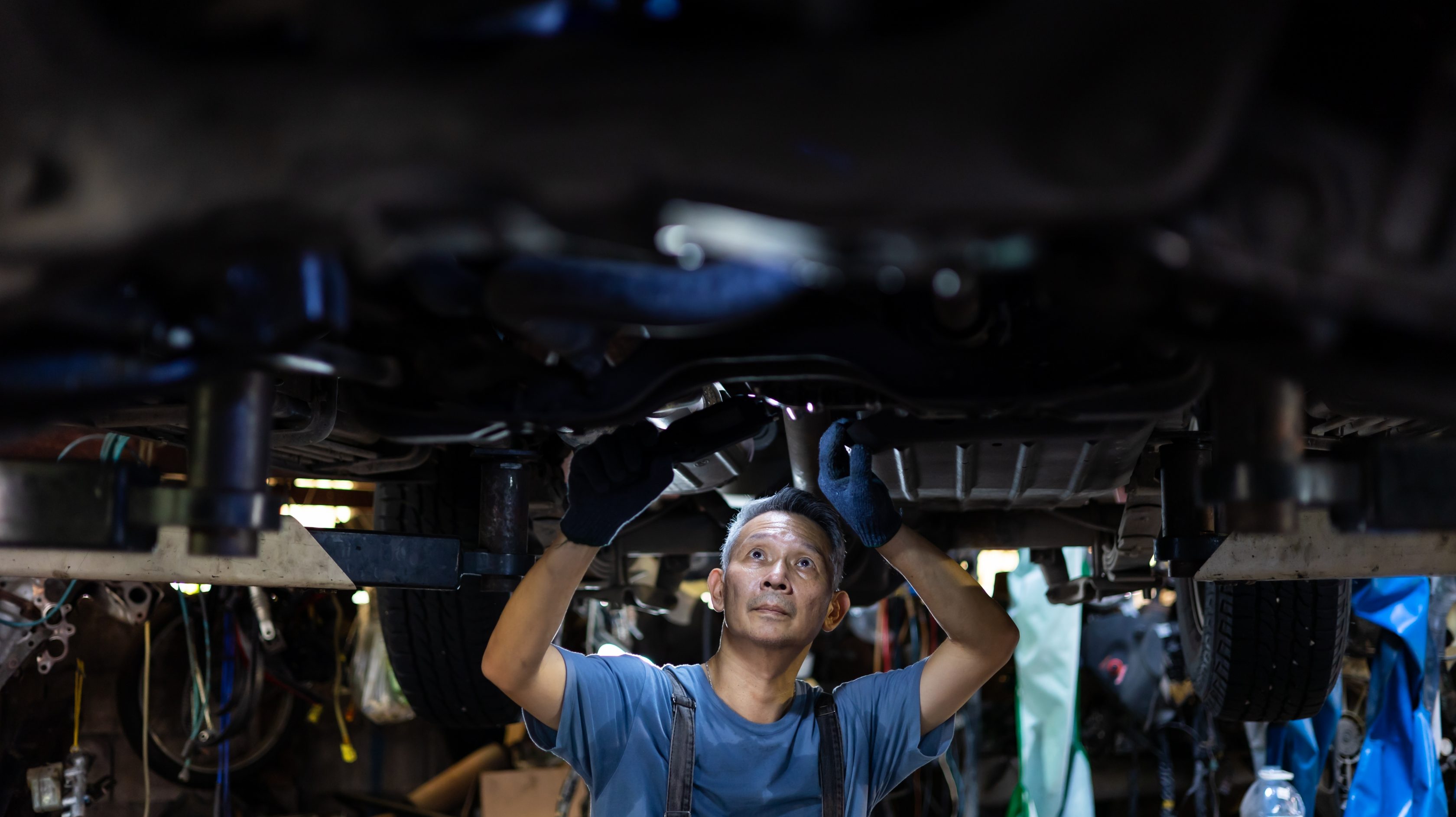 Mecânico Sênior reparando carro