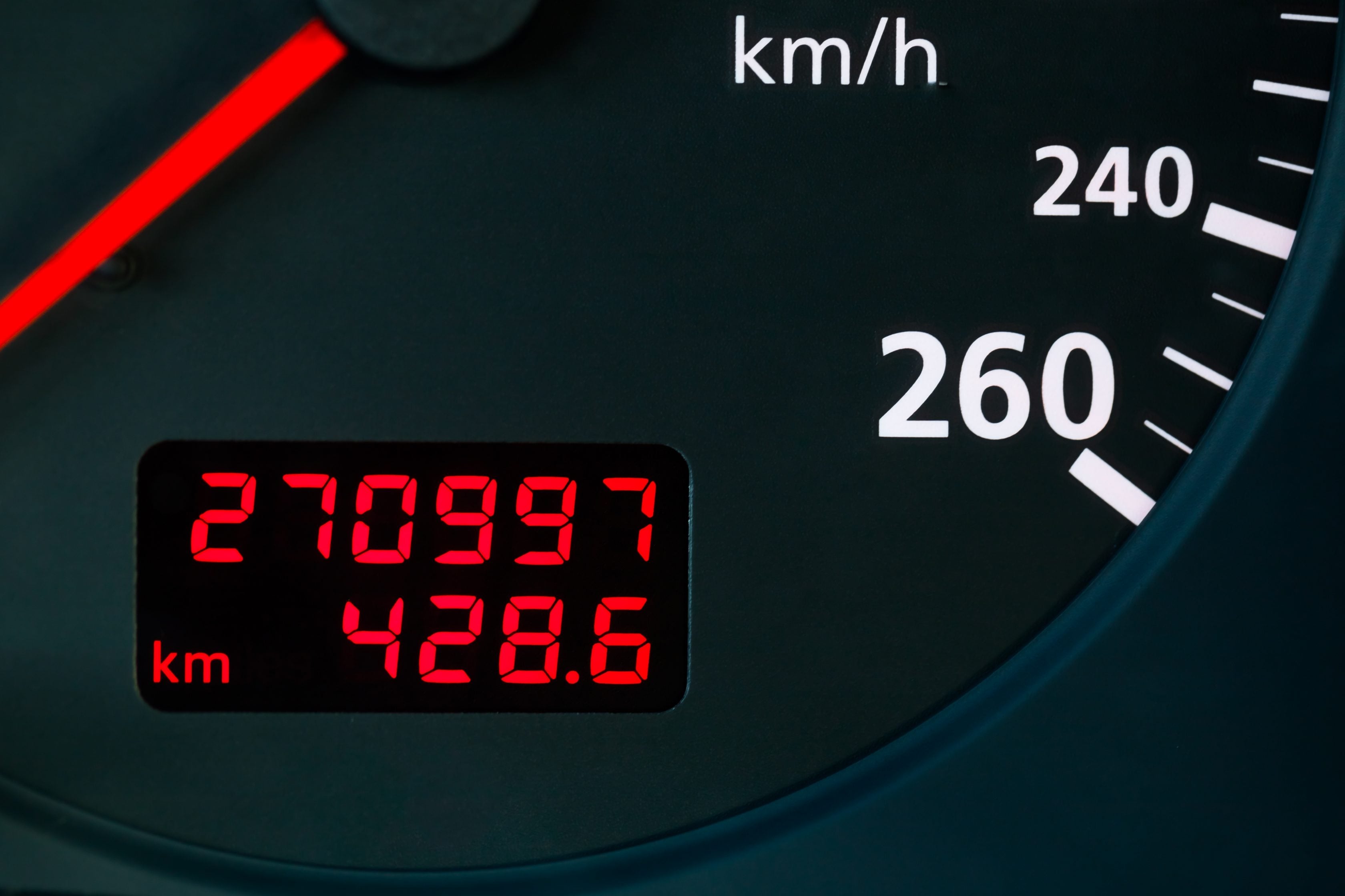 Painel de carro sinalizando alta quilometragem