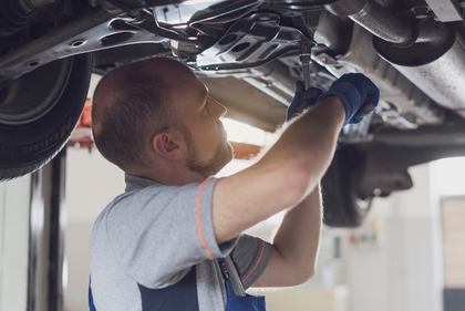 Mecânico fazendo ajustes em um carro