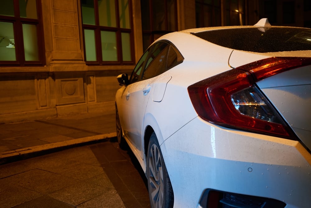 Carro estacionado na rua durante a noite