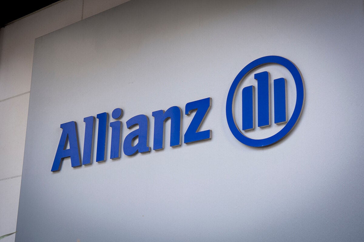 Logotipo da Allianz em fachada de prédio