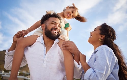 Família feliz sorrindo