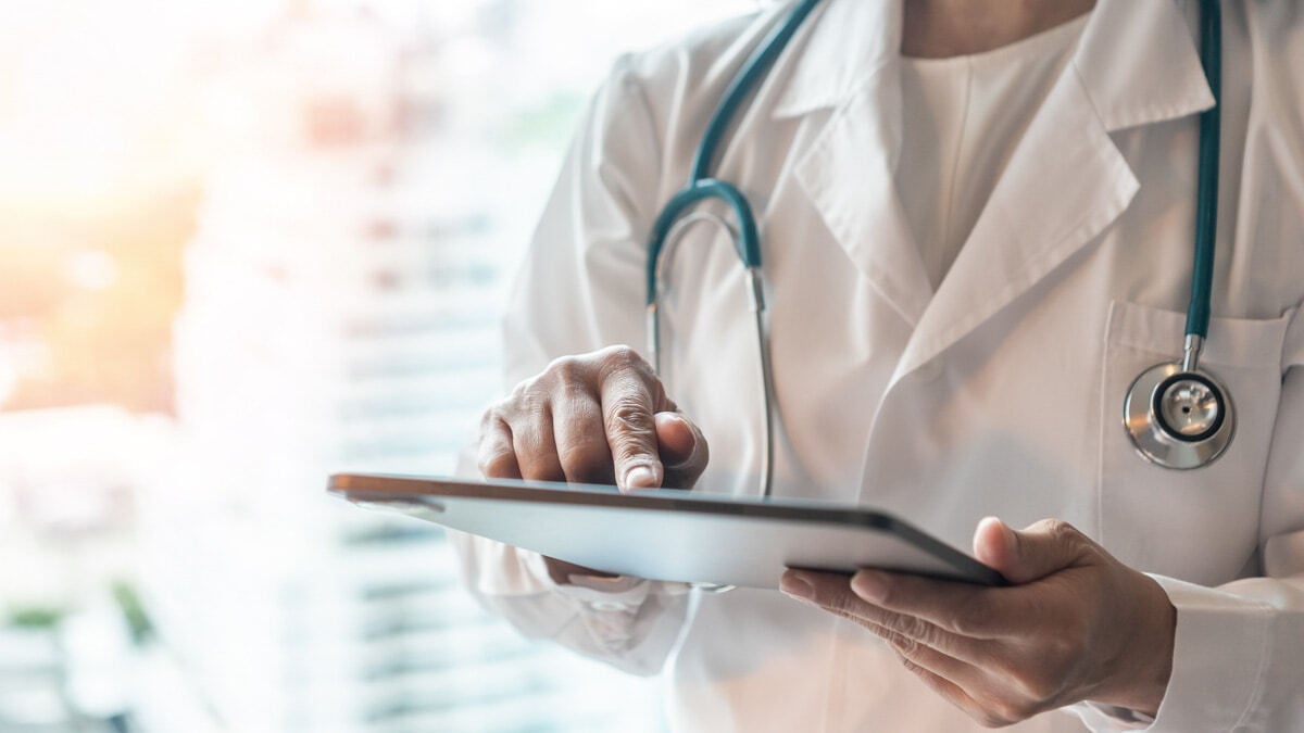 Médico com uma prancheta nas mãos