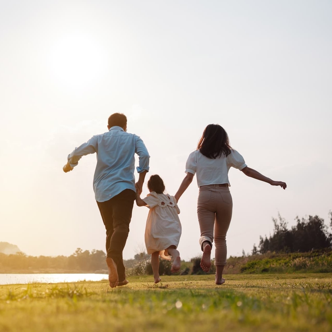 Família feliz correndo na grama