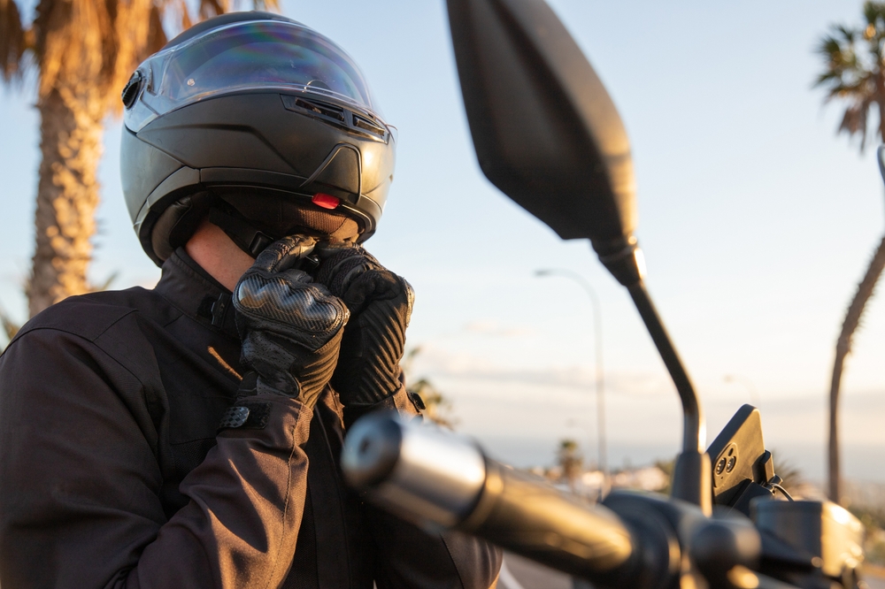 Motociclista viajando em sua moto