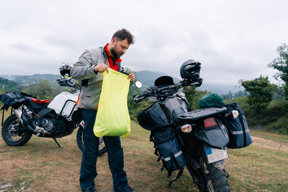  Homem organizando os itens antes de sua viagem de moto