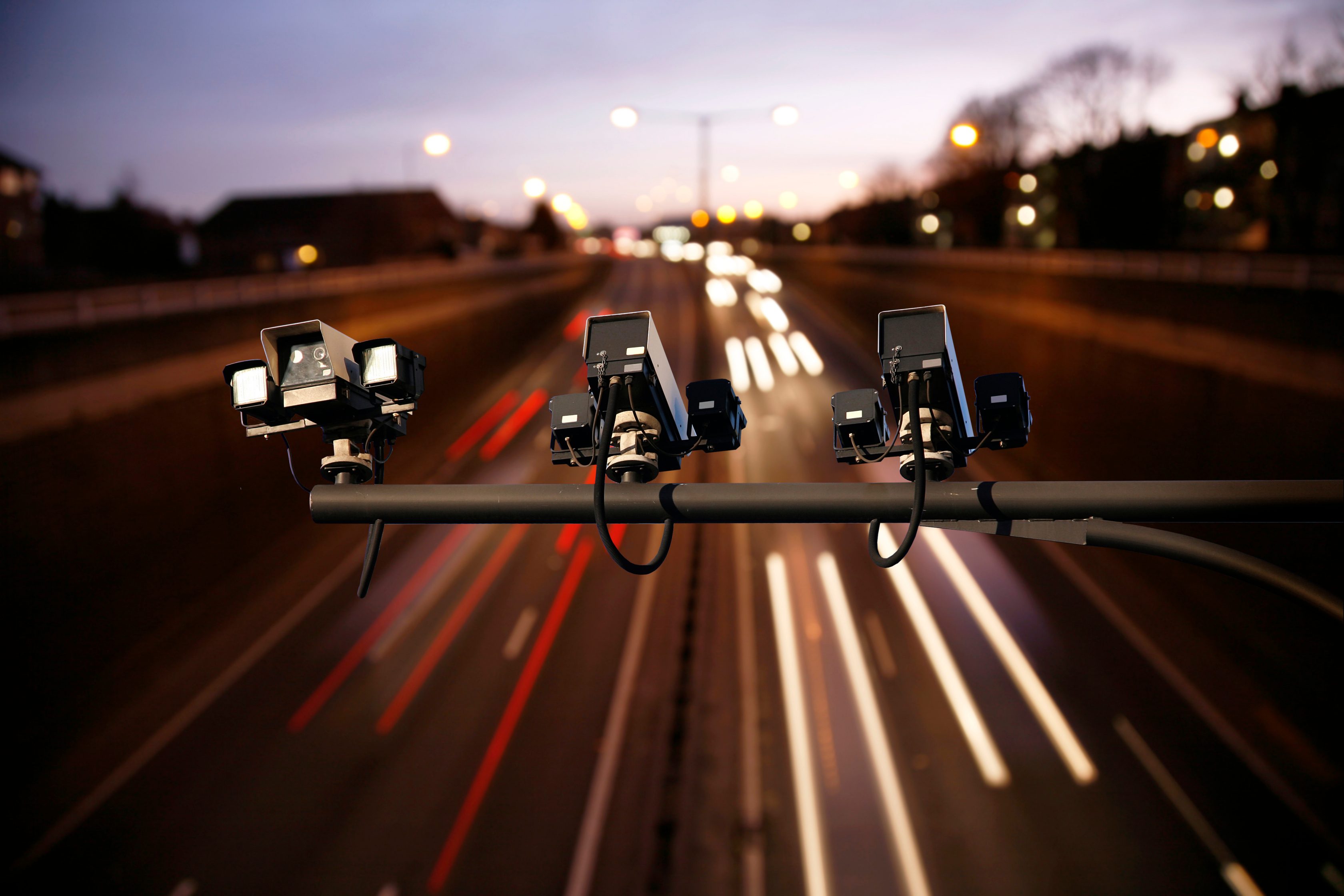 Radar rodoviário fiscalizando o tráfego