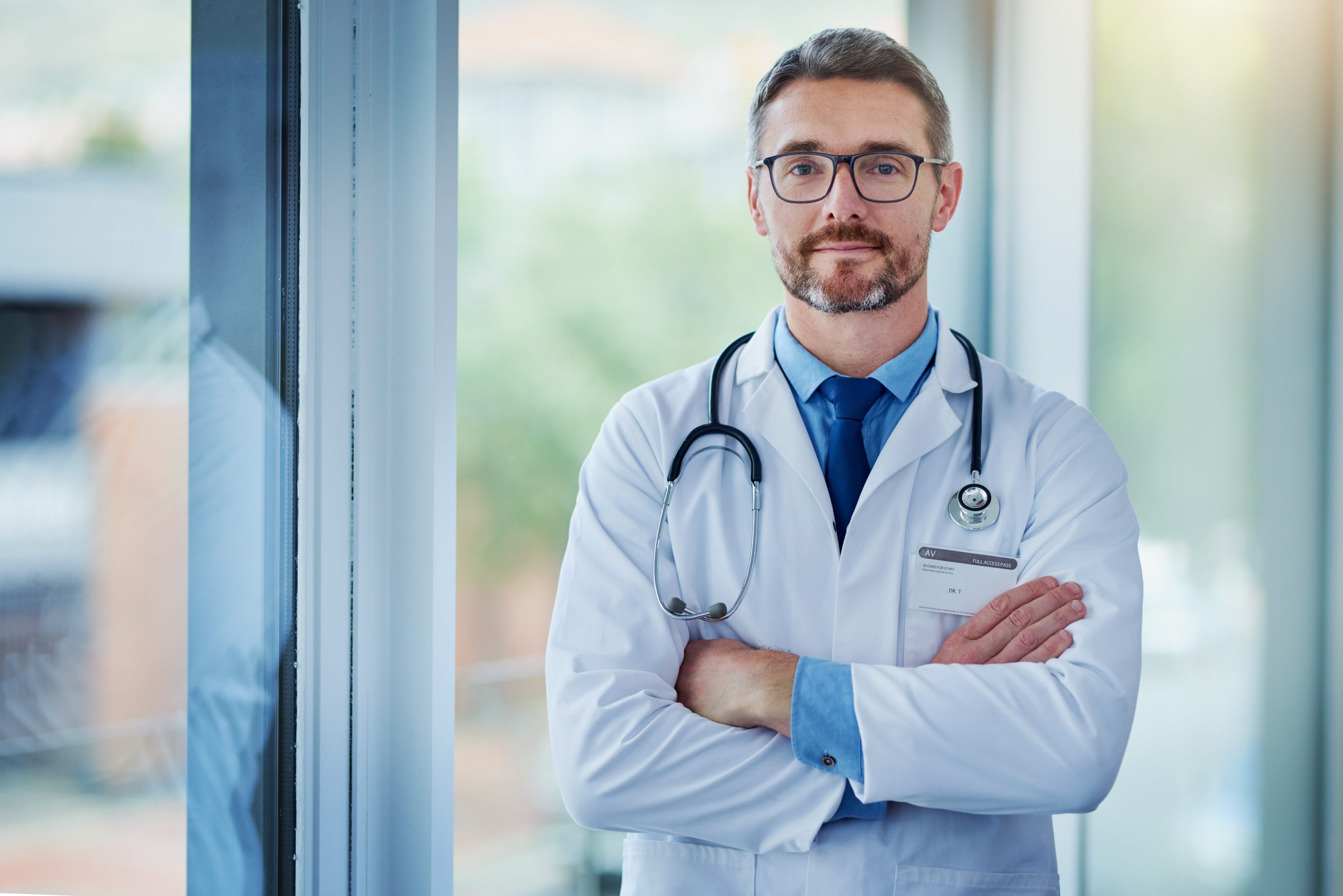 Médico cardiologista com os braços cruzados