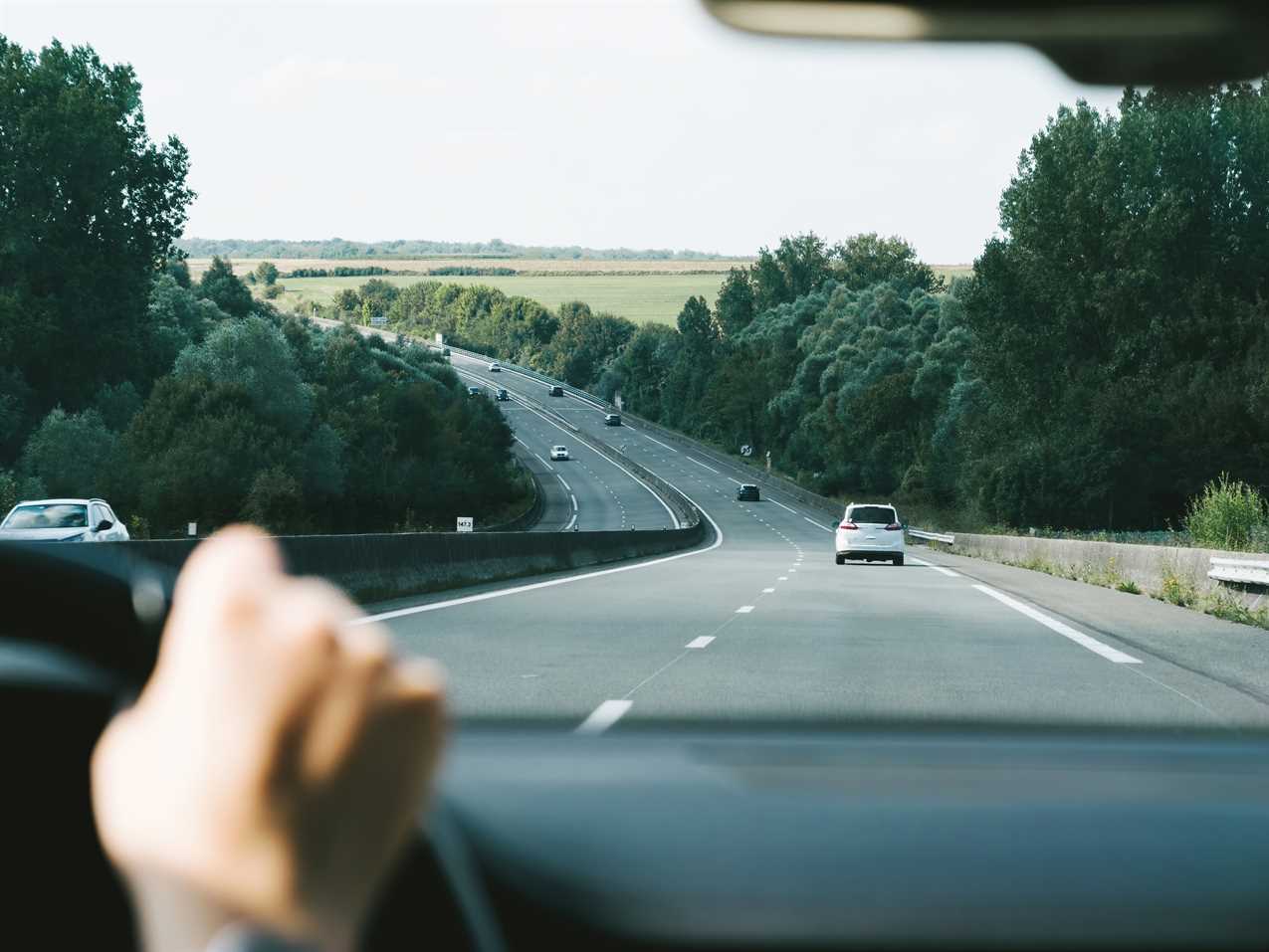 Motorista guiando carro na estrada