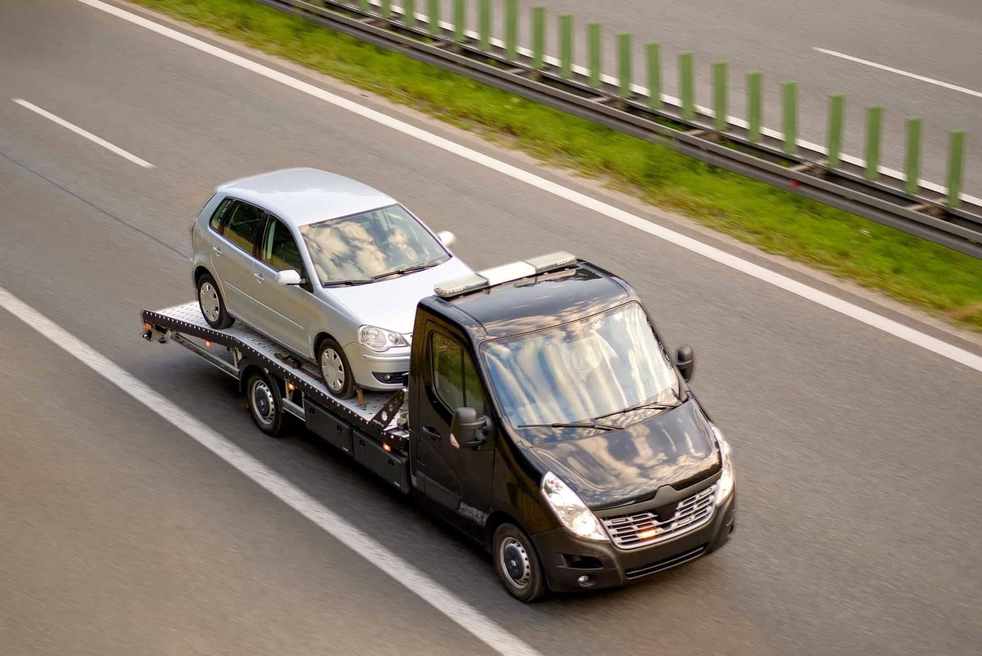 Guincho transportando um carro quebrado