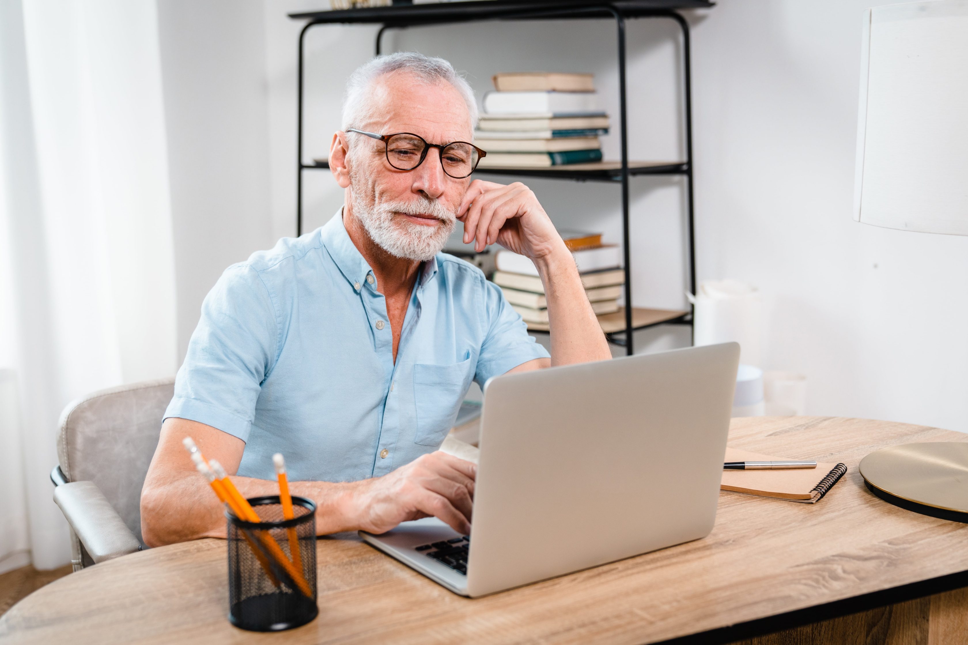 Homem idoso usando o computador