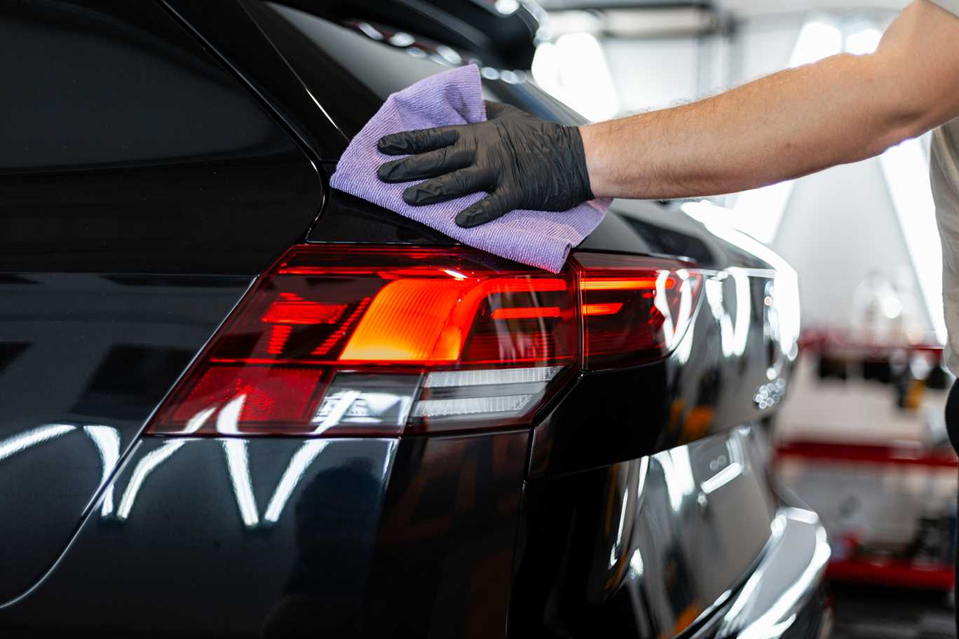 Homem fazendo lavagem de carro profissional