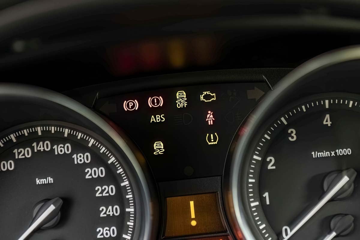 Painel do carro com as luzes de advertências acesas