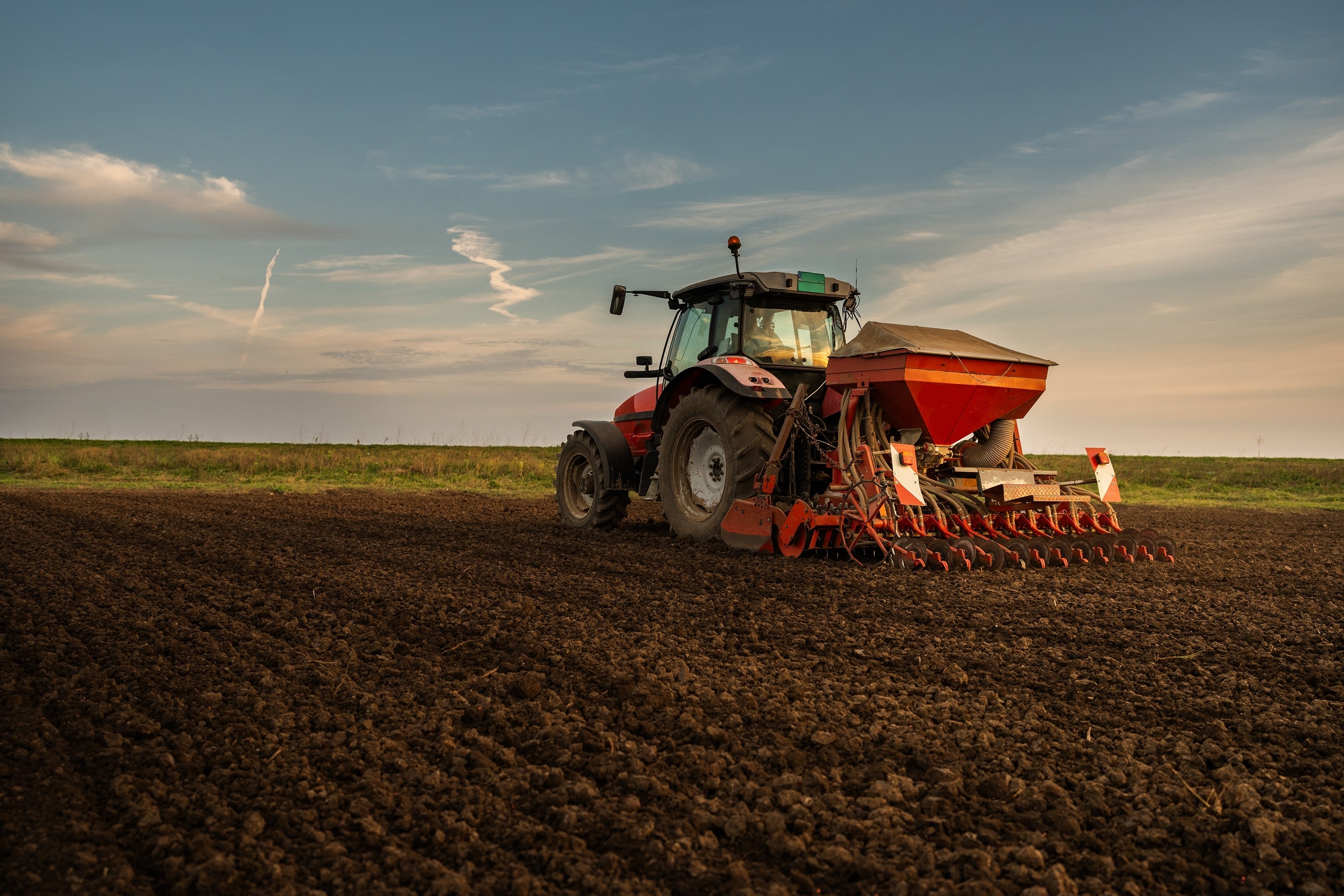 Trator agrícola trabalhando em uma plantação