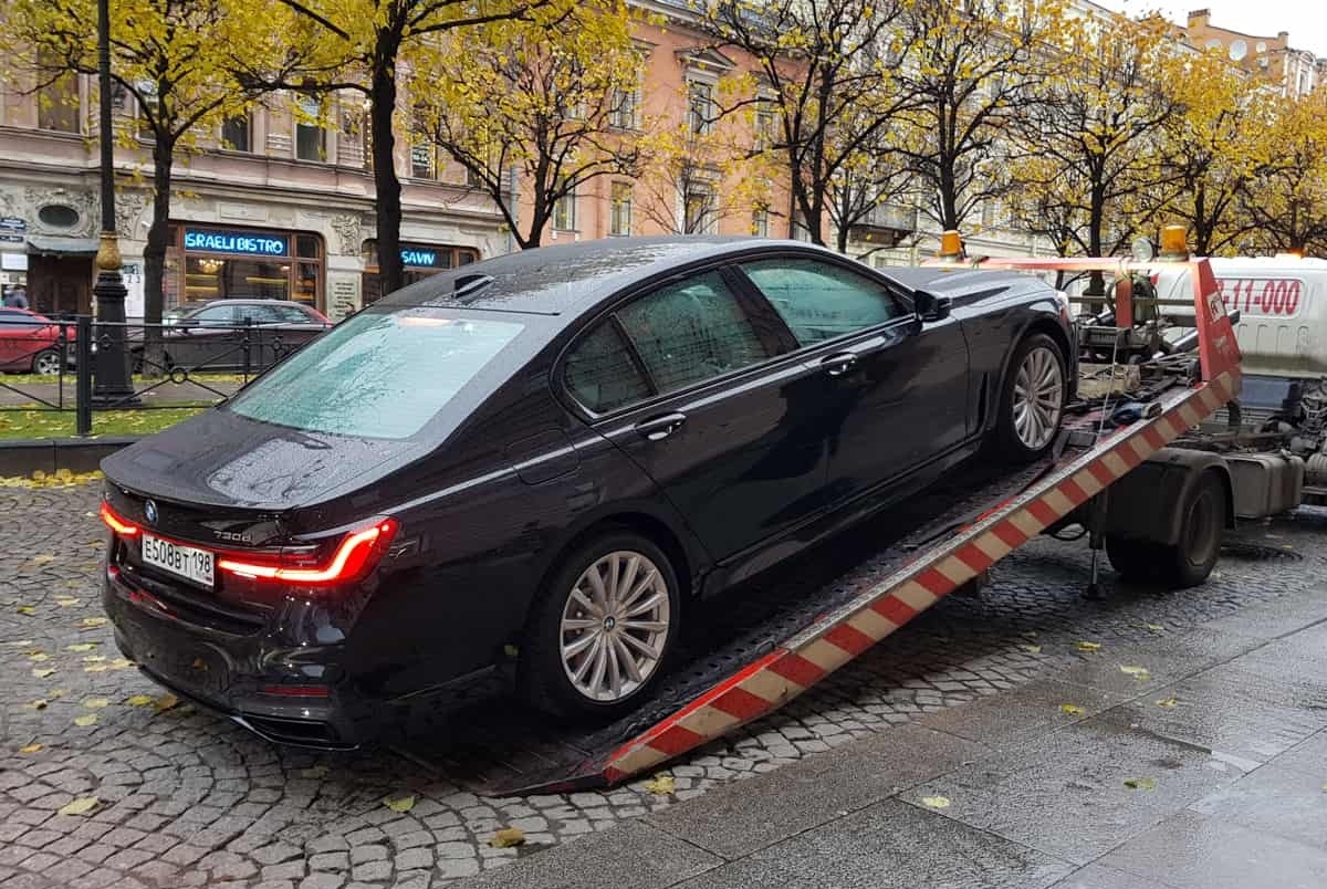 Carro sendo apreendido