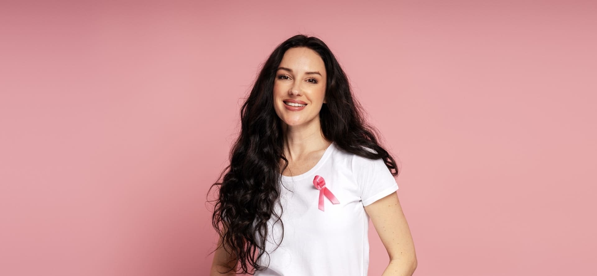 Mulher jovem sorrindo com as mãos no bolso