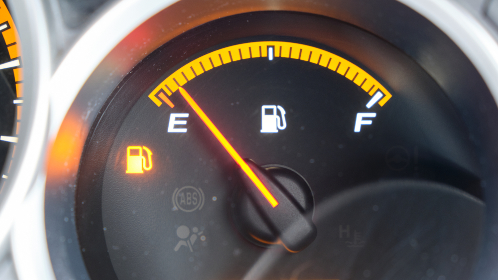 Marcador de combustível indicando que o carro está sem combustível