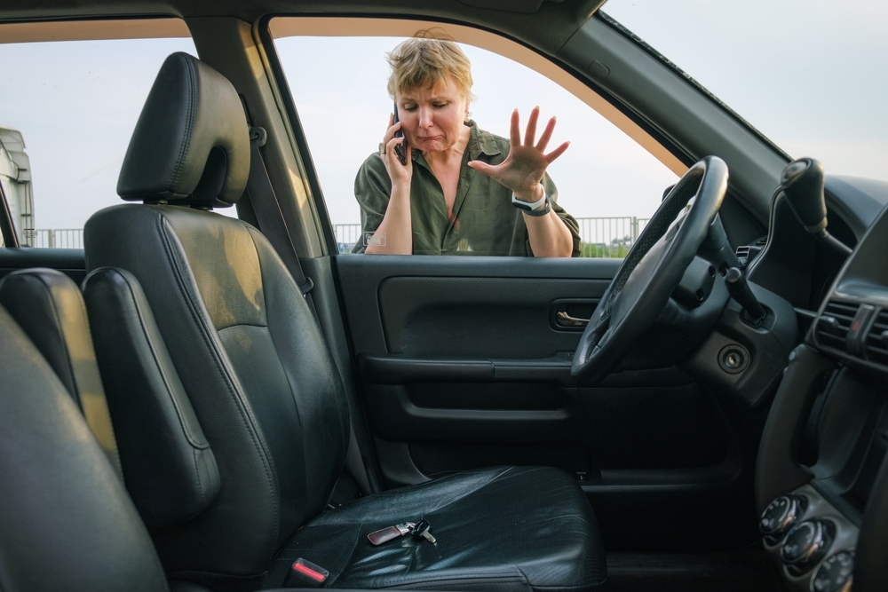 Mulher de meia idade olhando para dentro do veículo pelo livro do carro 