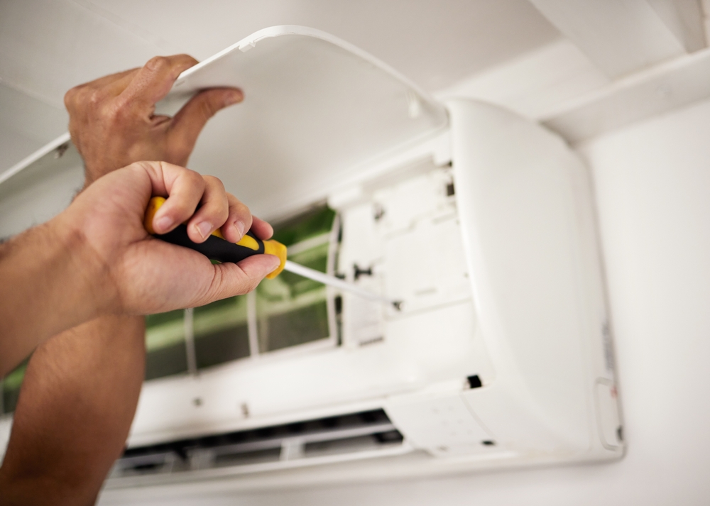 homem realizando manutenção em um ar condicionado