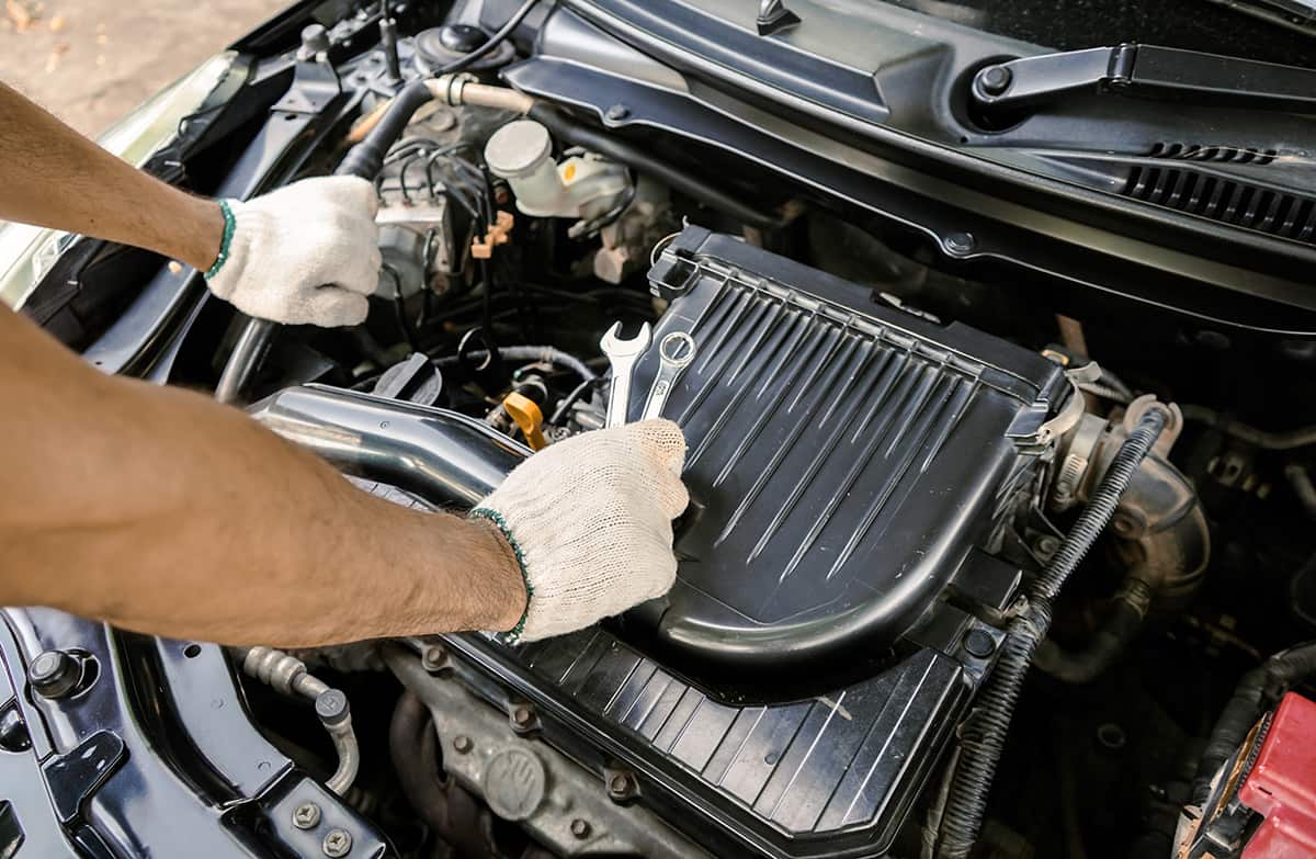 Mecânico trabalhando no motor do carro