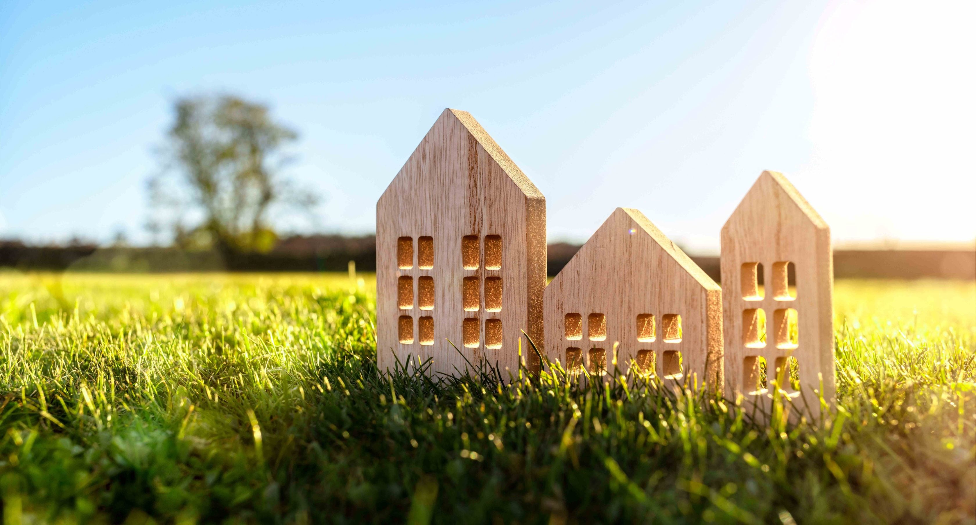 Miniatura de propriedade rural em um campo verde