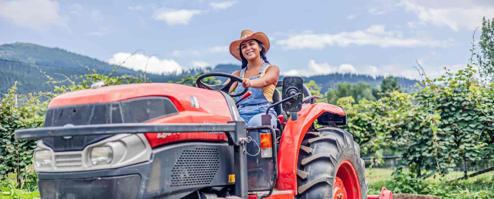 Agricultora dirigindo um trator