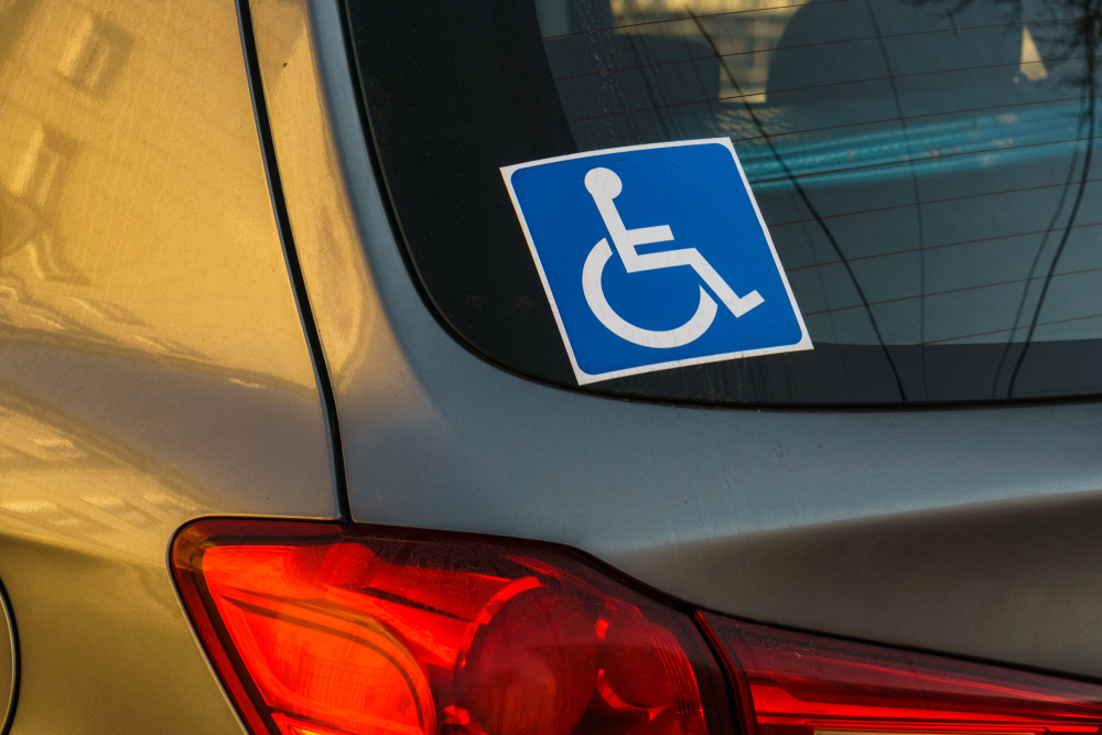 Adesivo de cadeira de rodas para identificação de deficiência colado no carro
