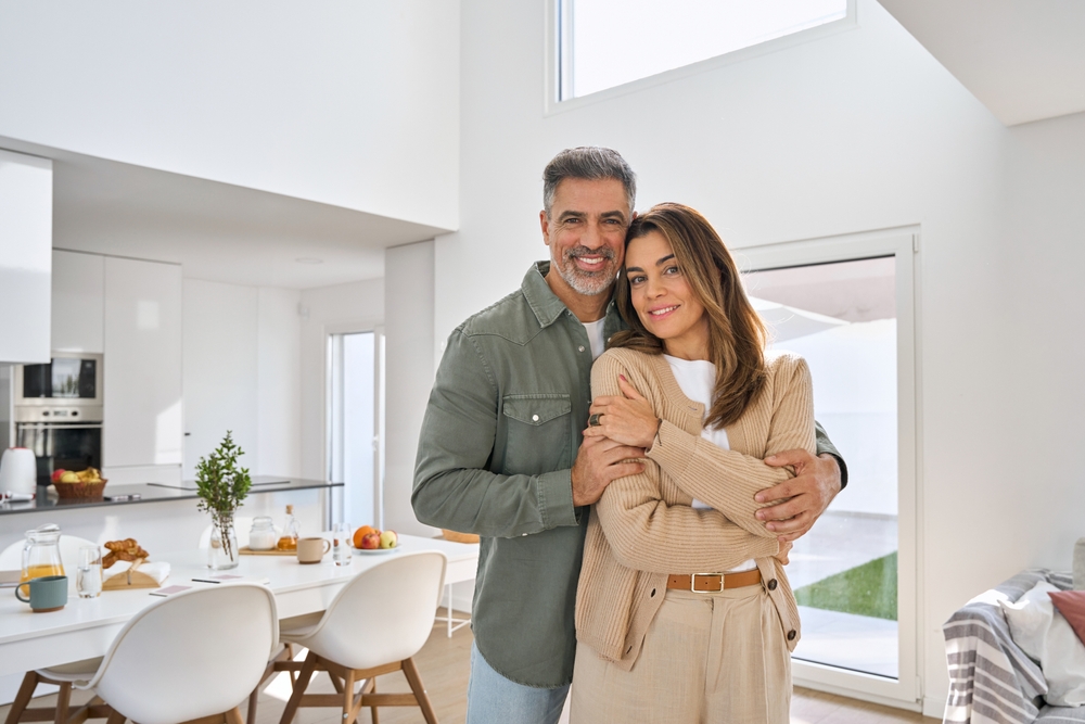 Casal em casa e abraçados