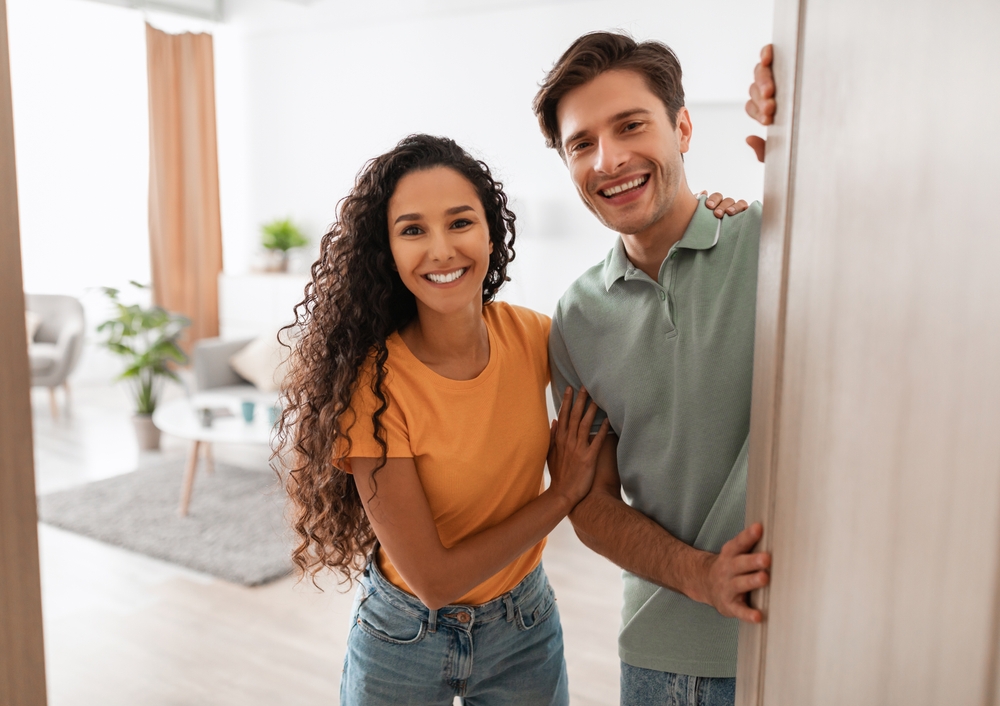 Casal recebendo uma visita em seu apartamento