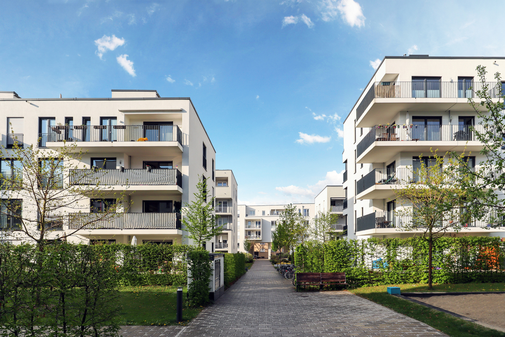 Área residencial de um condomínio e apartamentos