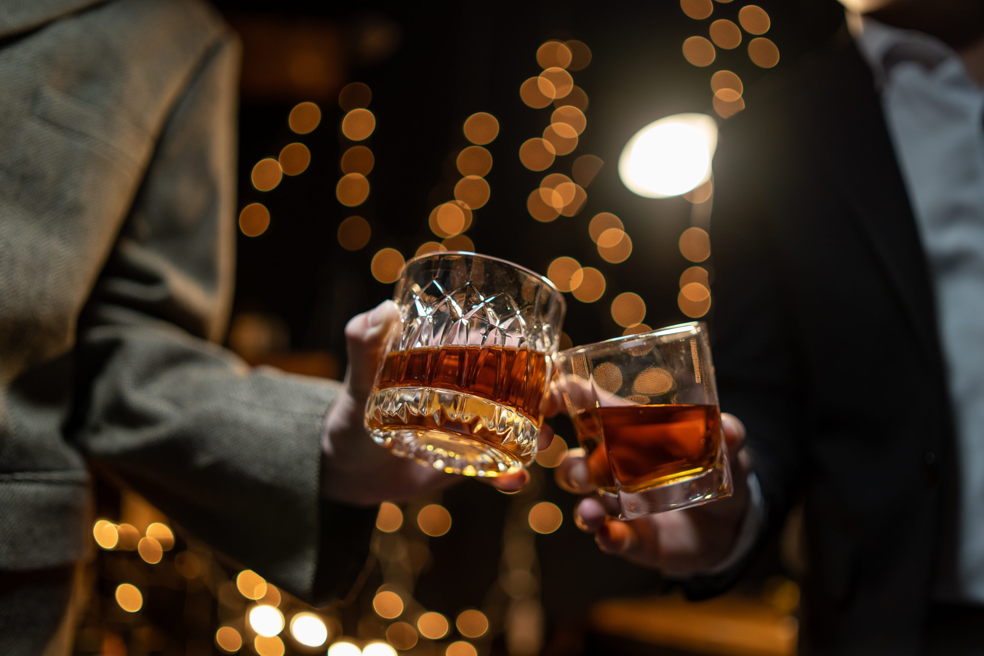 Pessoas fazendo um brinde com bebidas alcoólicas