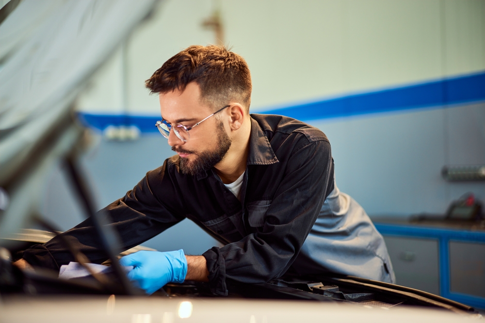 Mecânico realizando a vistoria de um carro