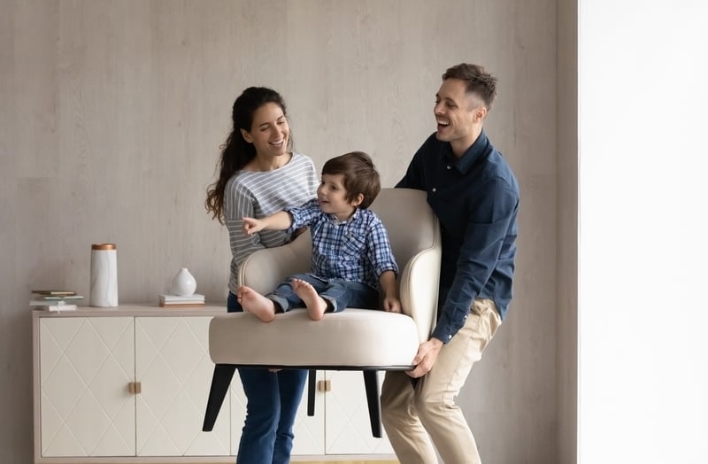 Família feliz segurando filho pequeno sentado em uma cadeira