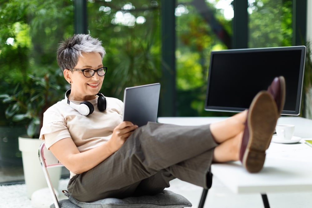 Mulher navegando no blog da Allianz no tablet