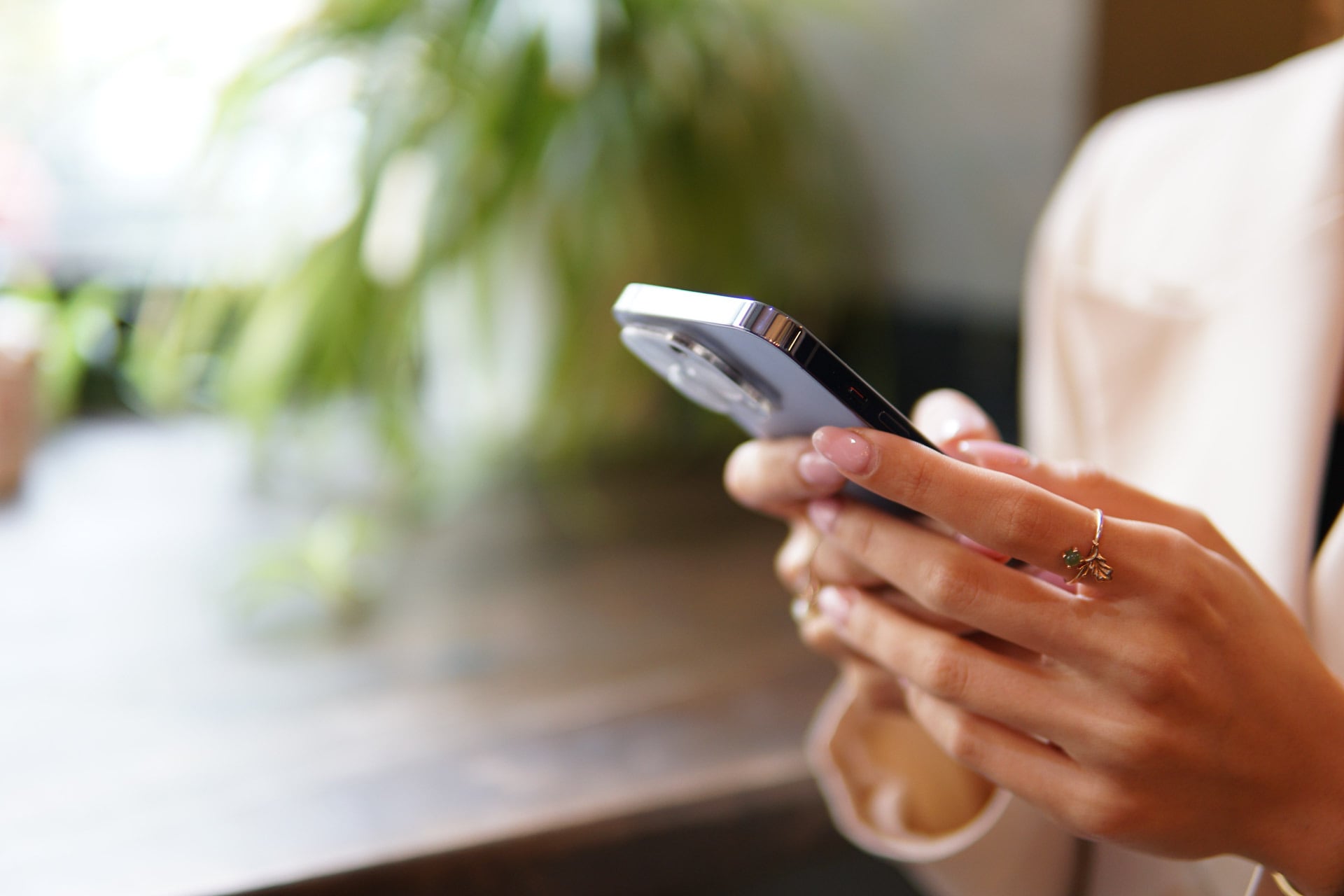 Mulher navegando no blog da Allianz no celular
