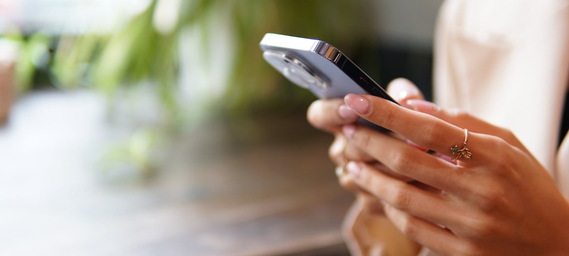 Mulher navegando no blog da Allianz no celular