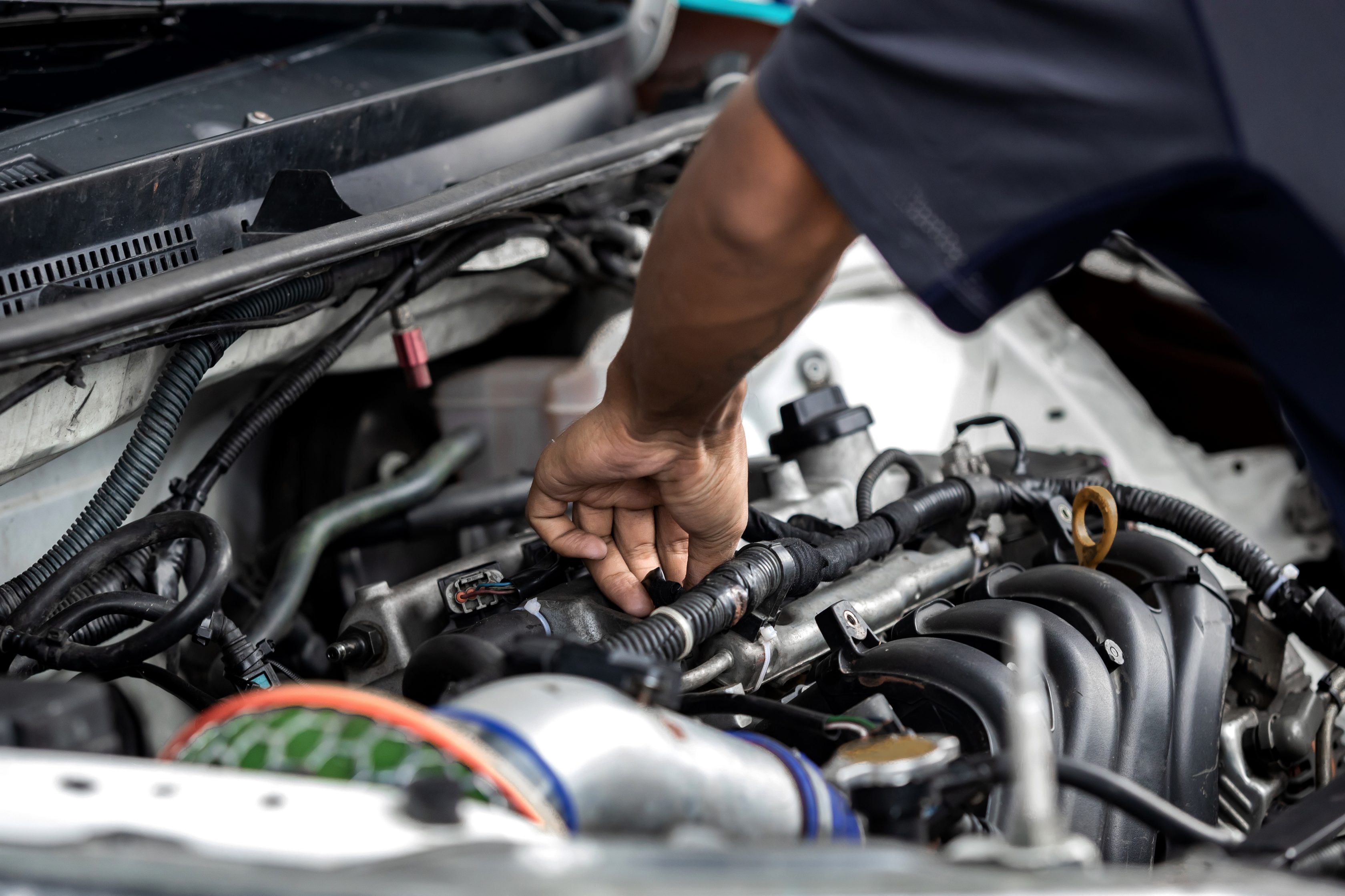 Mecânico trabalhando no motor de um carro