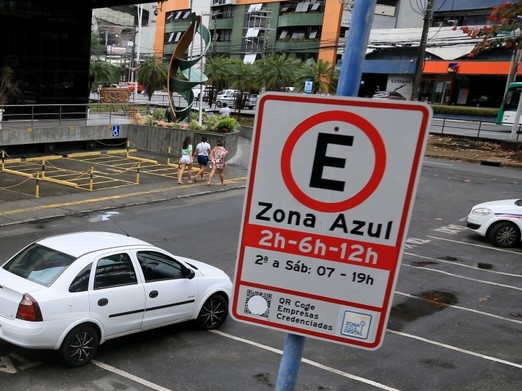 Carros estacionados em zona azul