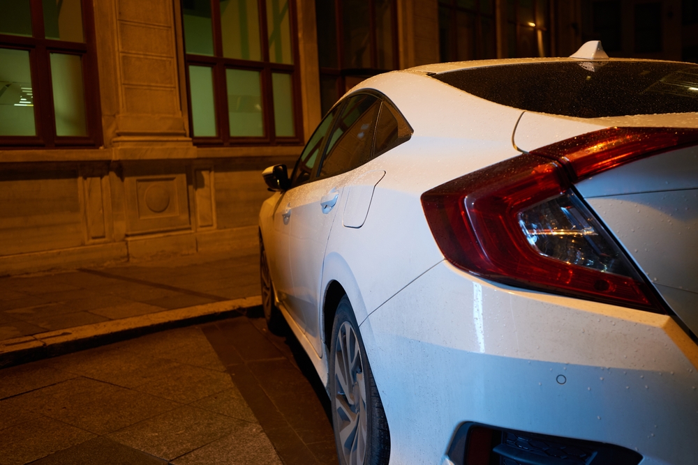 Carro estacionado na rua durante a noite