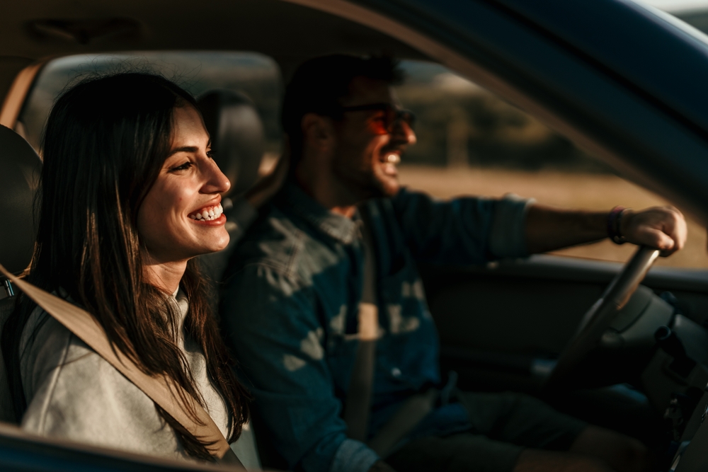 Casal feliz dentro do carro