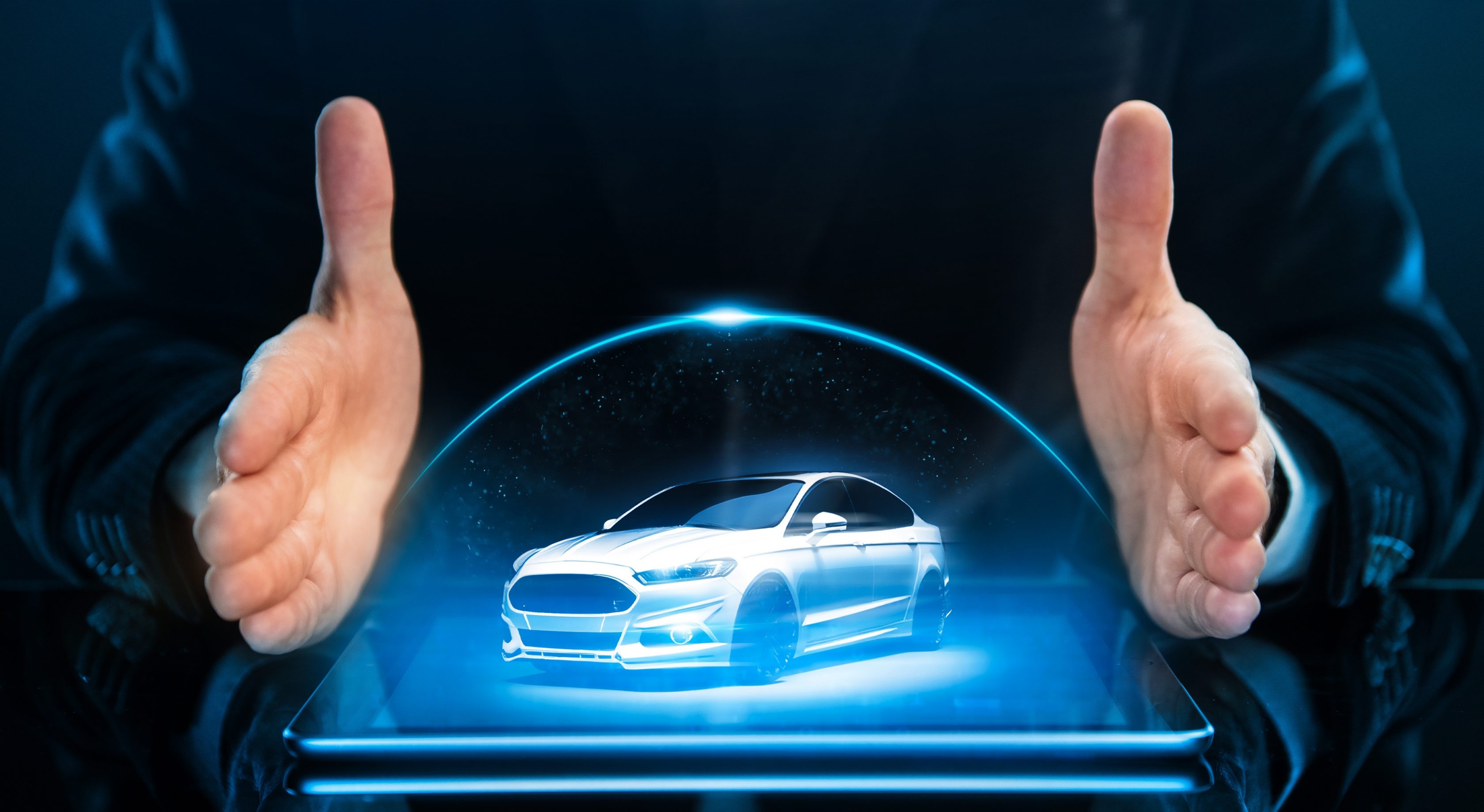 Mãos em volta de uma miniatura de carro representando o seguro auto