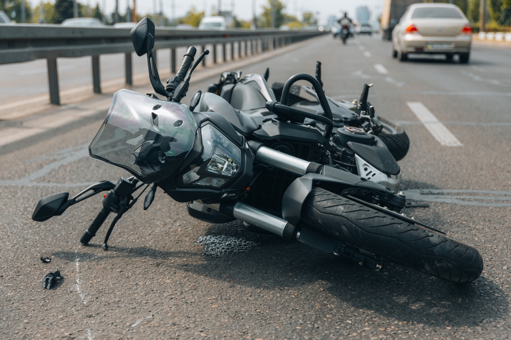 Moto no chão após um acidente de trânsito